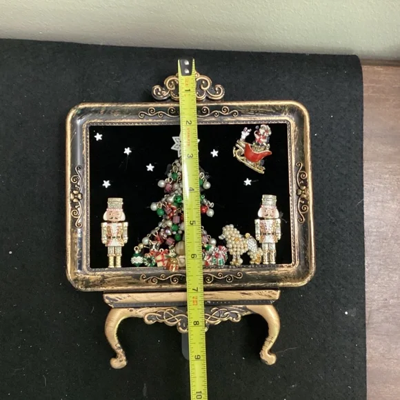 Hand crafted Christmas tree vintage upcycled jewelry art framed mantelpiece - Picture 7 of 8